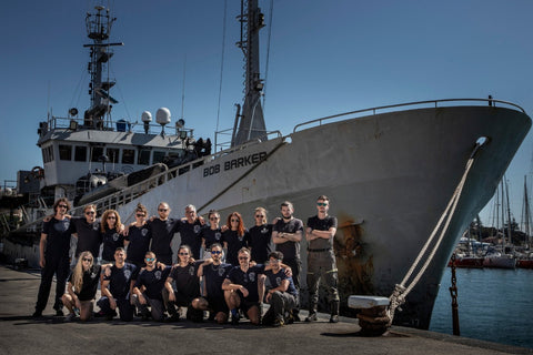 L'équipage Sea Shepherd au complet posant devant son bateau