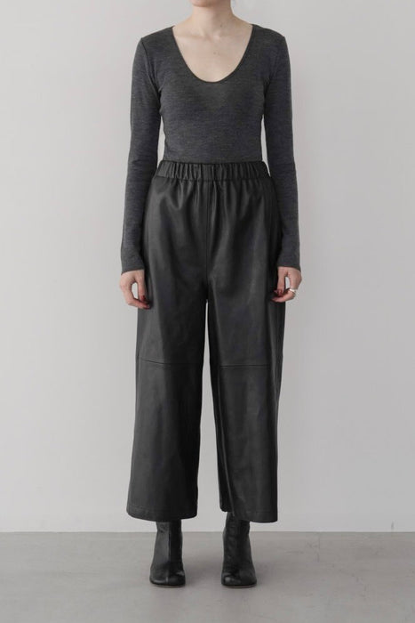 synthetic leather cropped pants