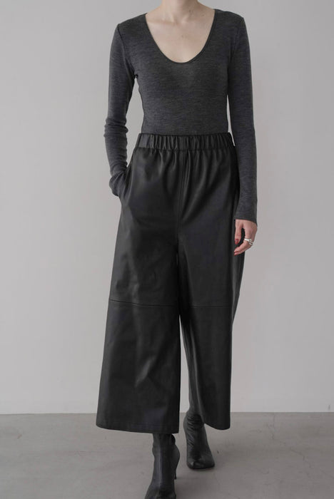 synthetic leather cropped pants