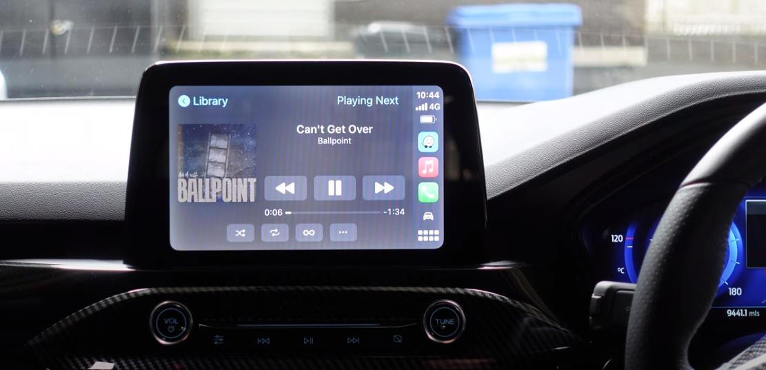 Ouvir música em um carro usando Carplay sem fio