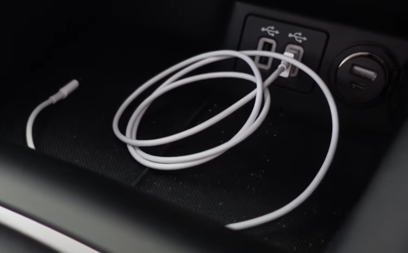 Um emaranhado confuso de cabos de dados no interior de um carro