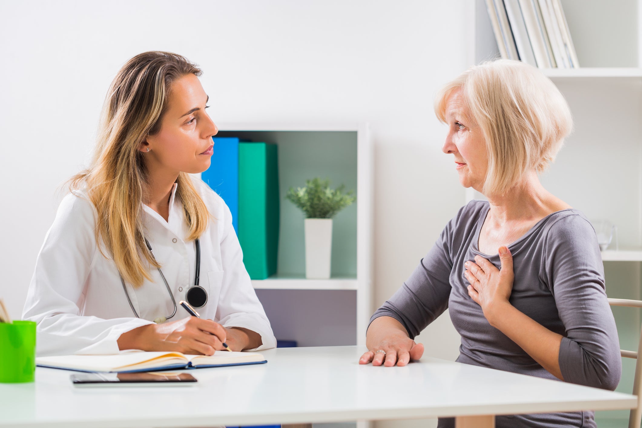 A woman speaks to her doctor about her condition.