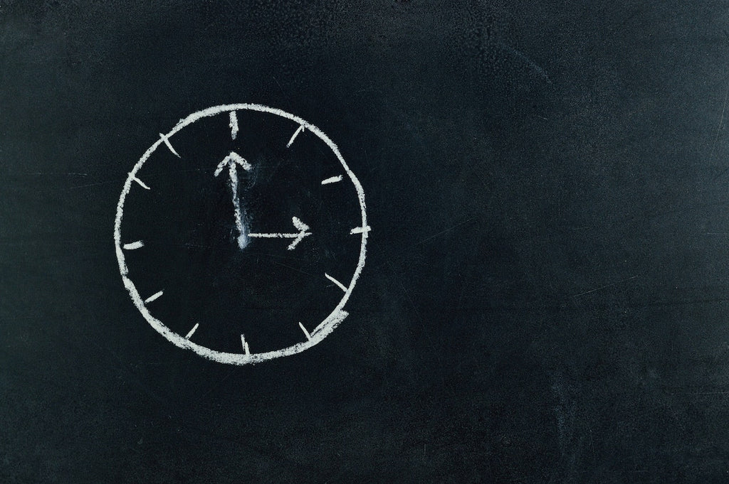 A clock drawn on a chalkboard.