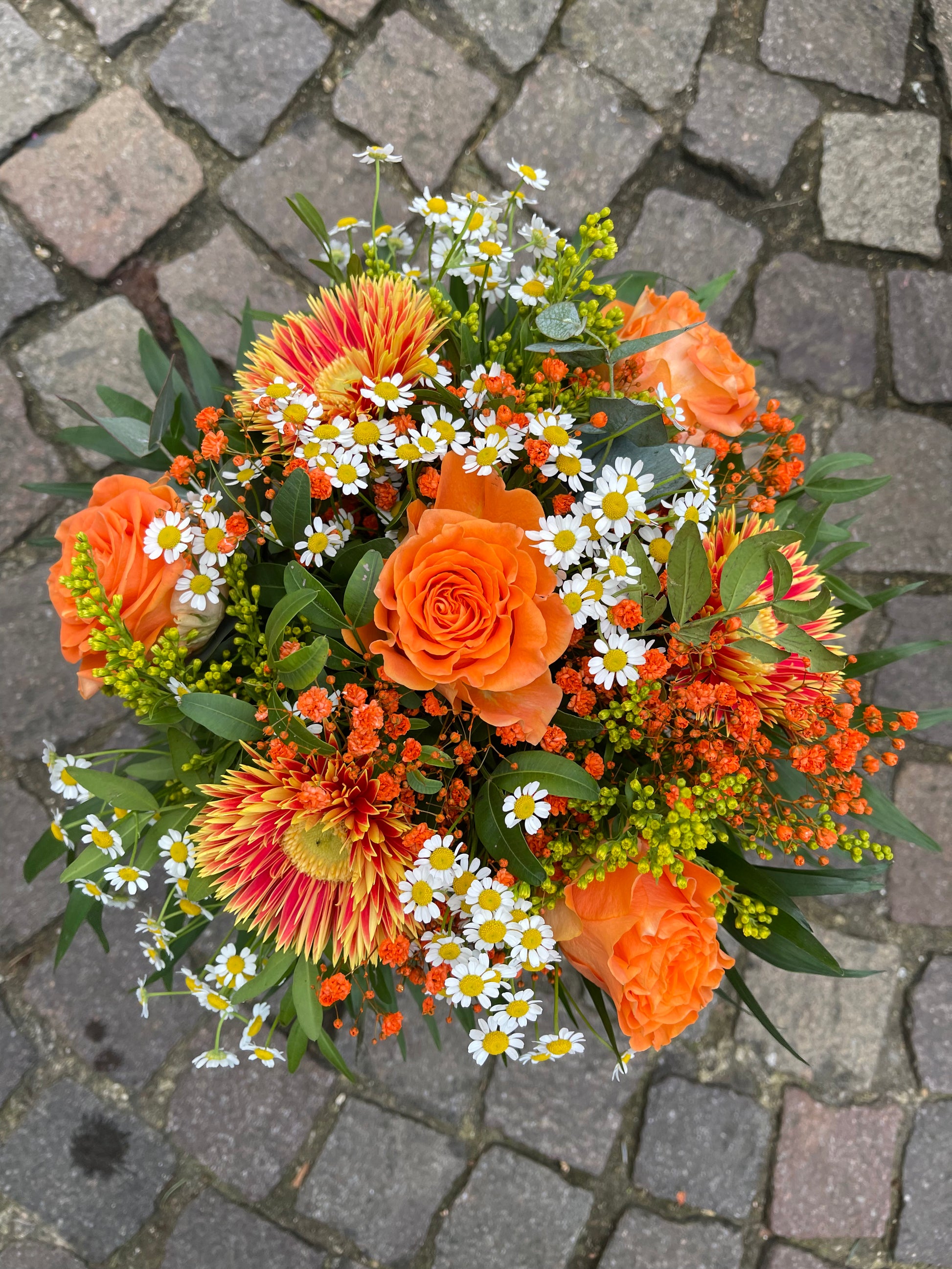 Bouquet de fleurs variées orange/jaune/blanc – Designfleurs