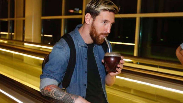 Messi qui boit un maté 