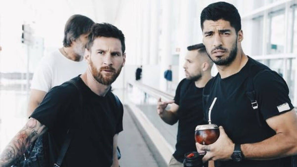 Messi drinks mate with Suarez