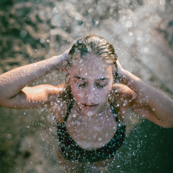 mujer ducha en la playa