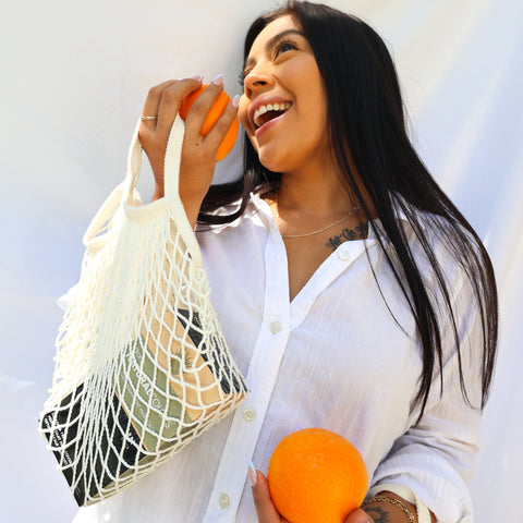 niña comiendo naranja