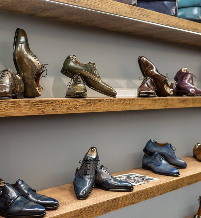 esposizione di scarpe da uomo