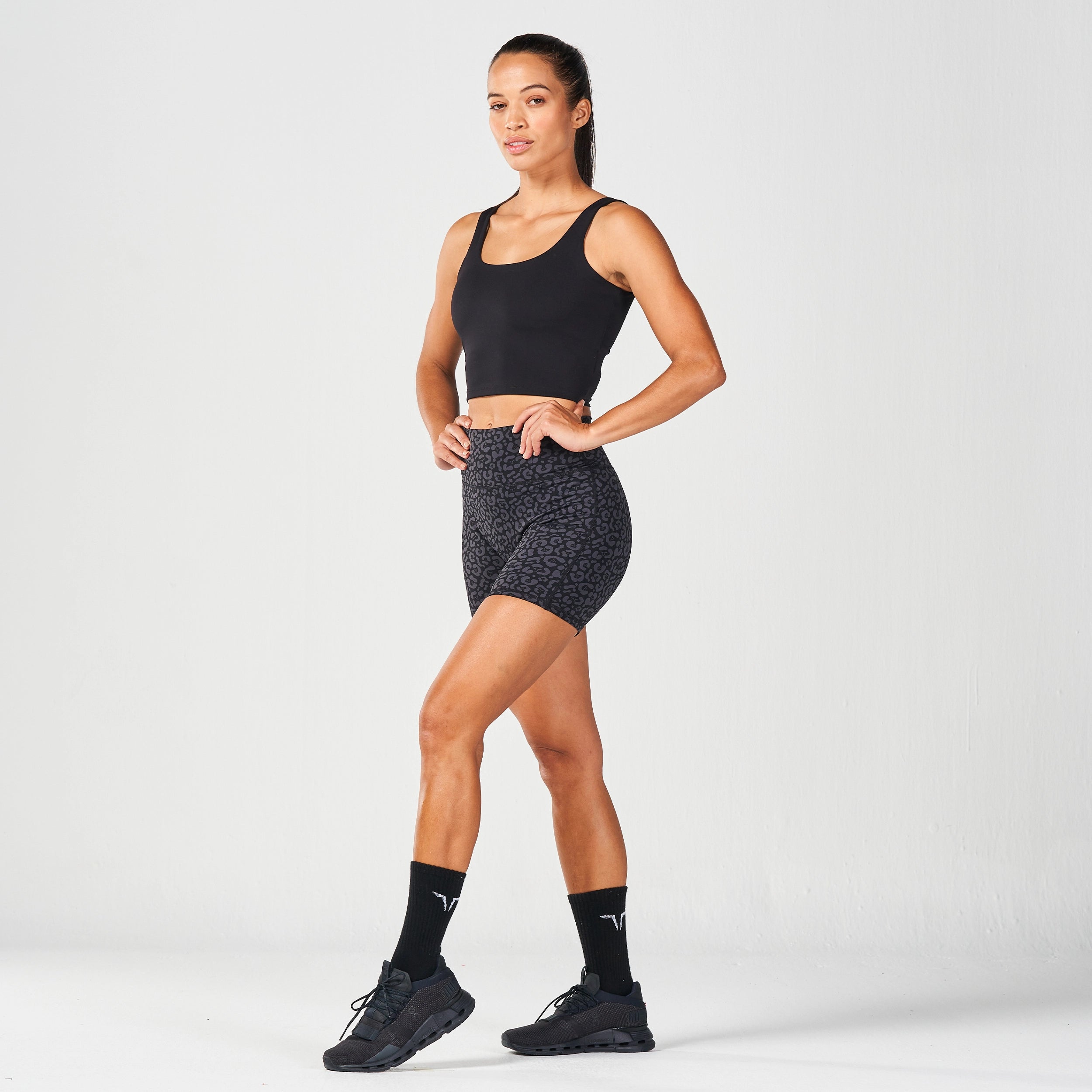 بلوزة بيرفورمانس برامي - أسود - 8-2024-02-05T033109.381