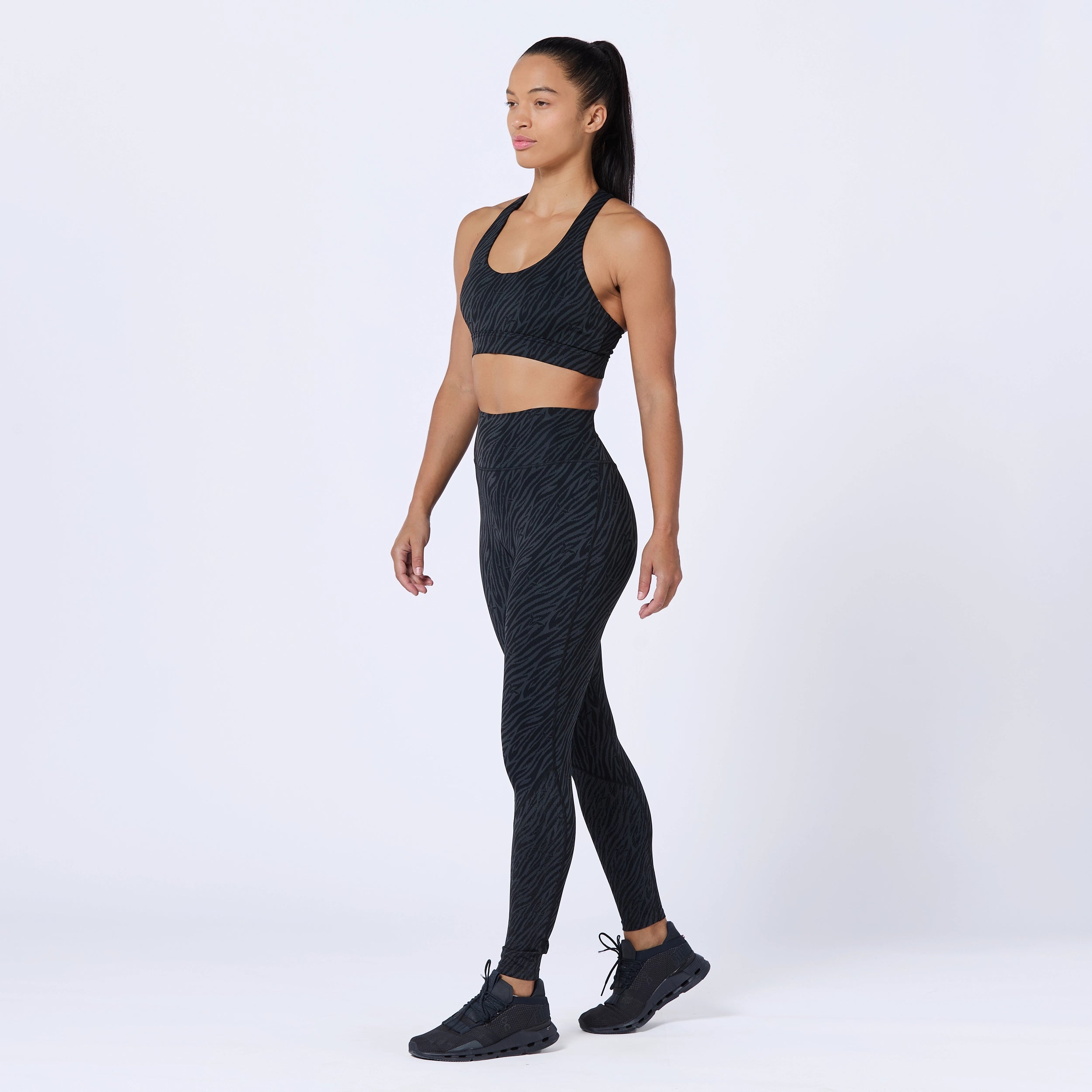 لقينز مقاومة للإنزلاق 27 انش - طبعة سوداء - Full2