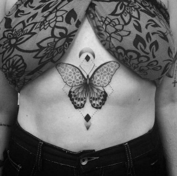 Blackwork Schmetterling Sternum Tätowierung