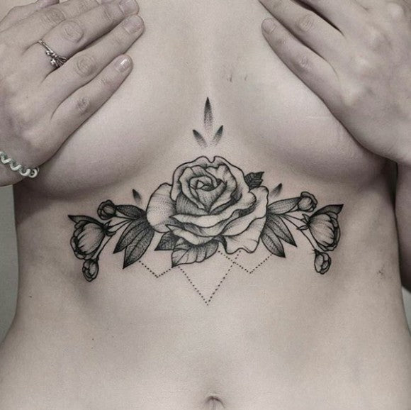 Bouquet en noir tatouage sternum