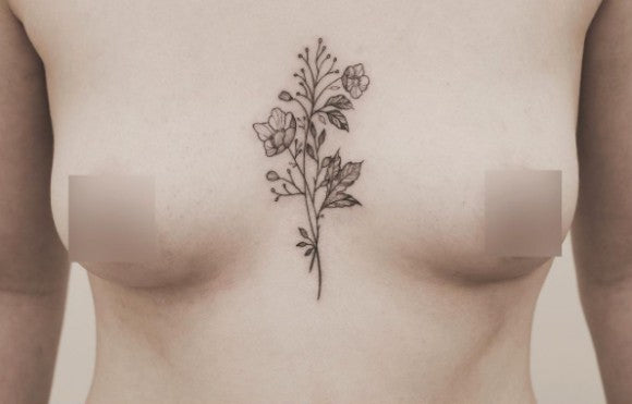 Botanisches Sternum-Tattoo