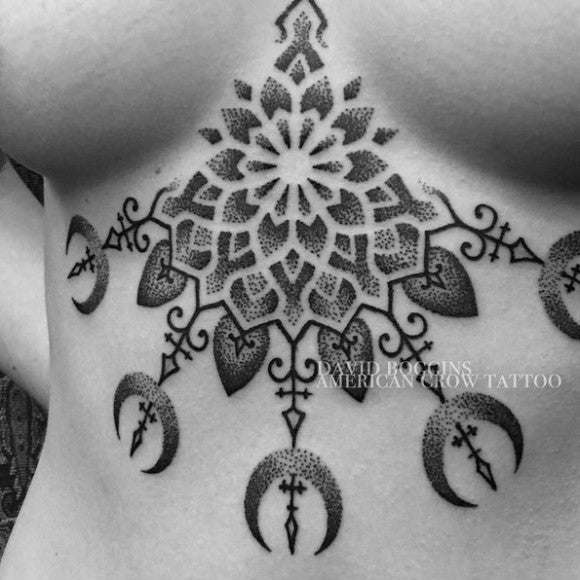 Negativraum Dot-Work Sternum Tattoo