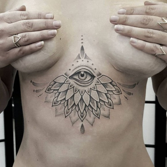 Verblüffendes Dot-Work-Auge Sternum Tattoo