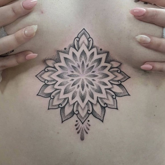 Mandala bloem borstbeen tattoo