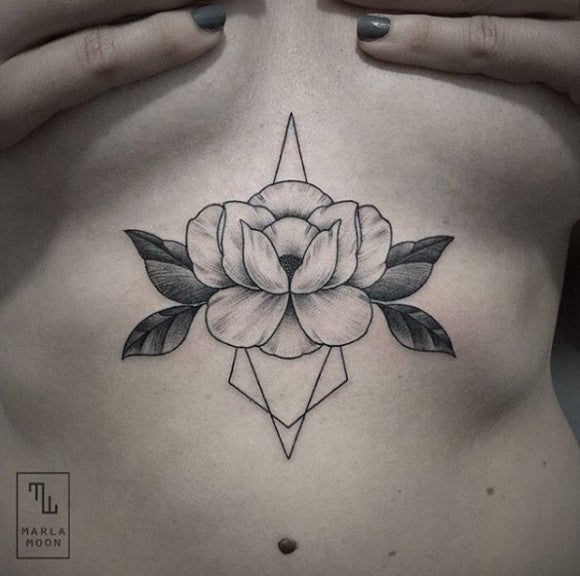 Tatouage sternum motig floral élégante