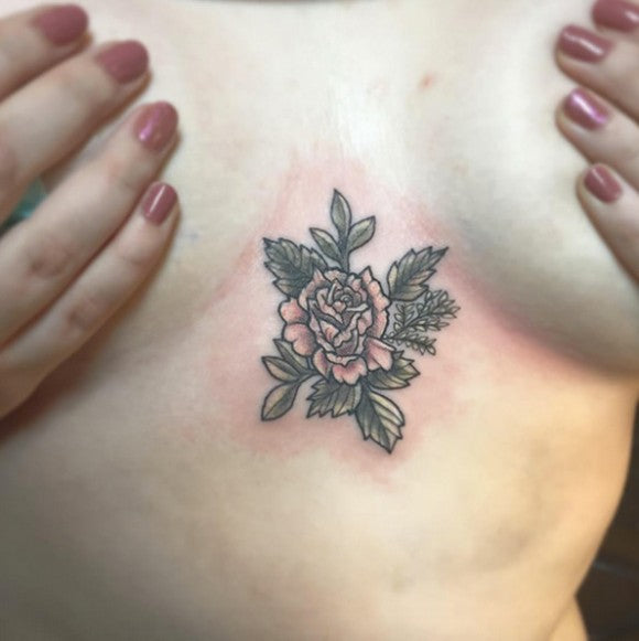 Verwelkte Rose sternum tattoo