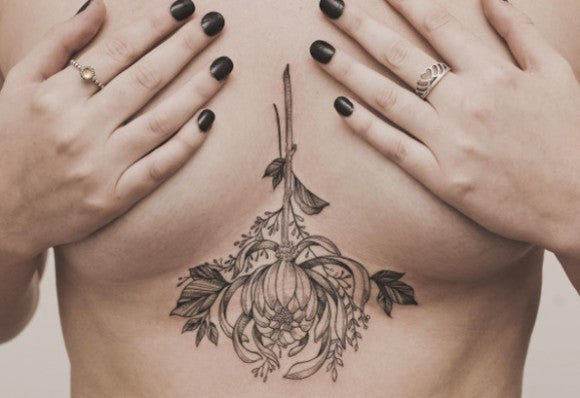 Hängende Blume Sternum Tattoo