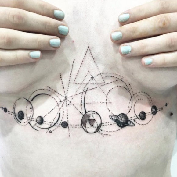 Tatouage sternum sustème solaire