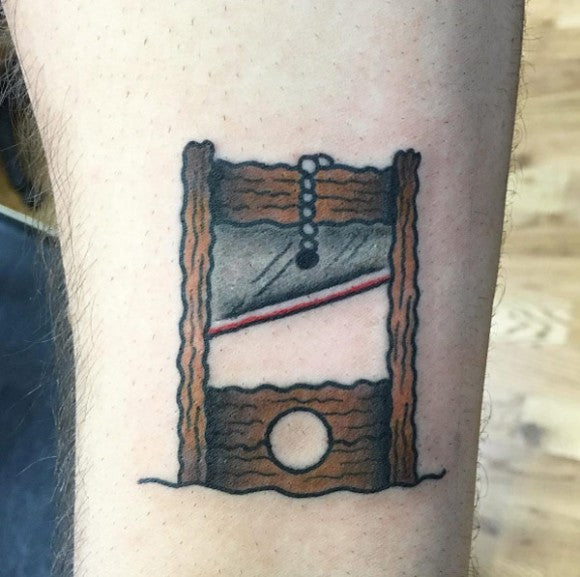 Tatouage de guillotine, par J. Olenik