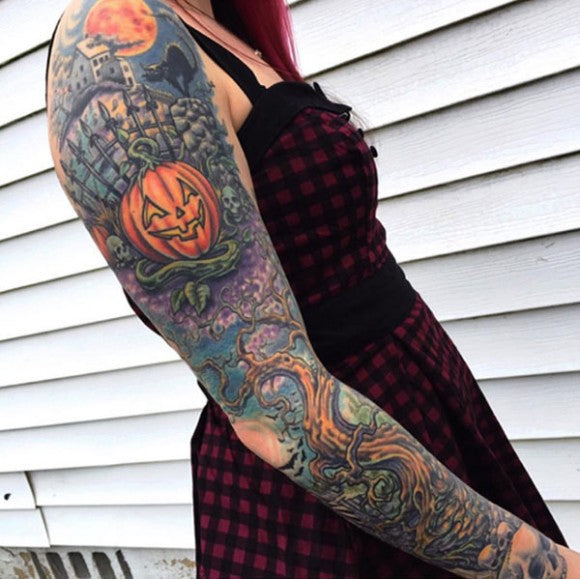 Tatouage sur le bras sur le thème d’Halloween, par Norm Wright Jr