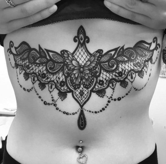 Spitzenbesetztes Sternum-Tattoo-Werk 