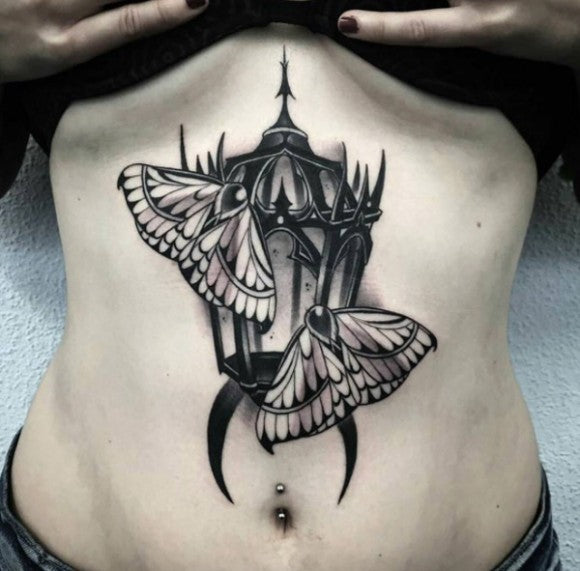 Motten um eine Laterne sternum tattoo