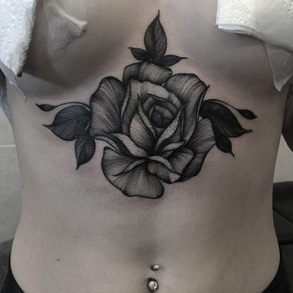 Elegant geschwungene Rose Tattoo