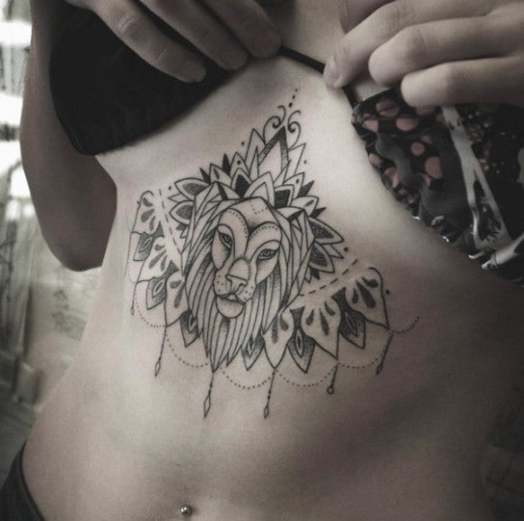 Tattoo sternum lionorné