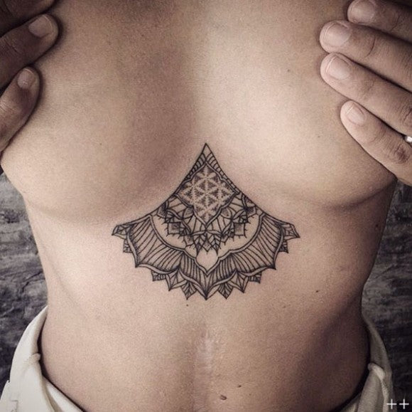 Dynamisches Mandalastück sternum tattoo