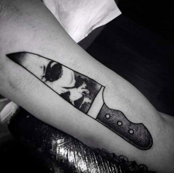 Tatouage du reflet de Michael Myers sur un couteau, par Jenny Semper