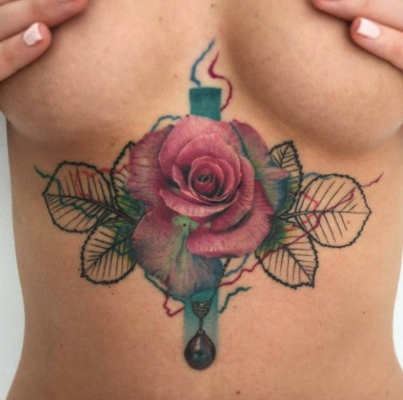 Farbenfrohe Rose sternum tattoo