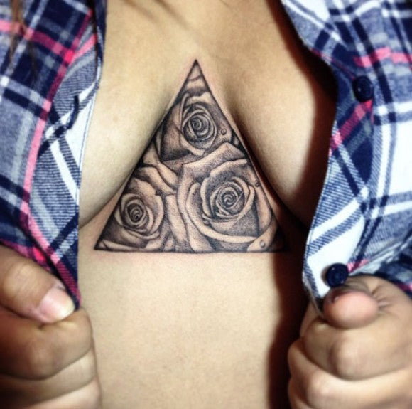 Rosen-gefüllte dreieckige Glyphe Sternum Tattoo