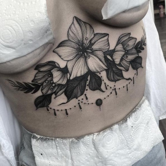 Linework bloemen tattoo