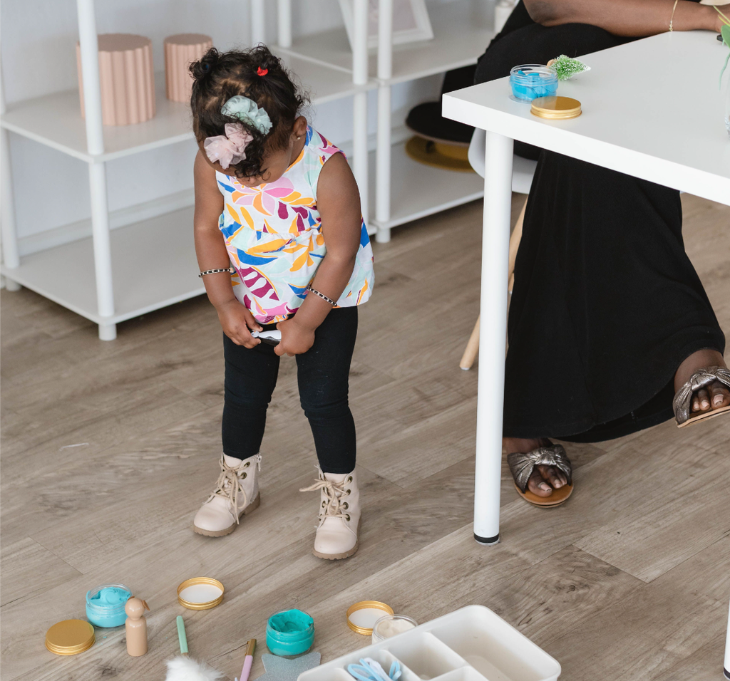 Child playing with a sensory kit