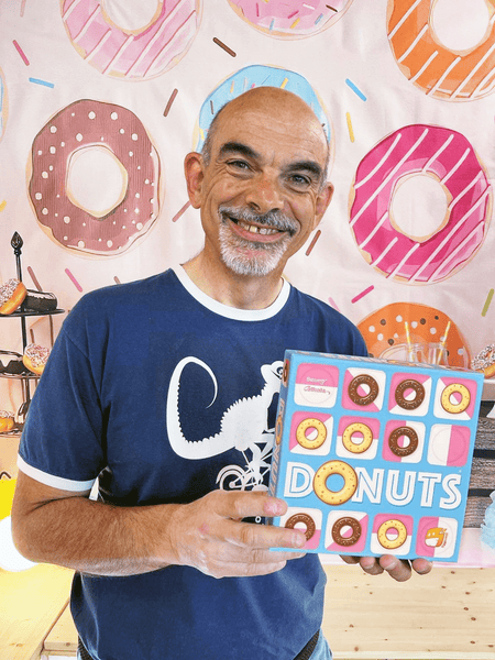 Bruno Cathala avec son jeu Donuts