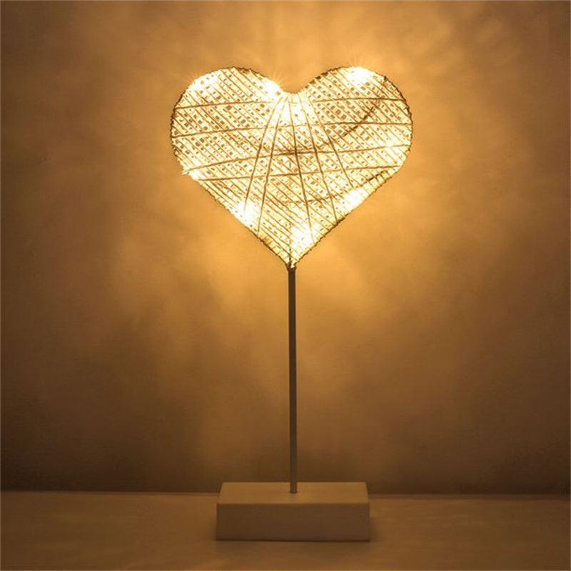 Lampe LED romantique en forme de cœur Lampe de table décorative en rotin chaud