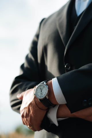 Mann im Anzug mit einer Armbanduhr