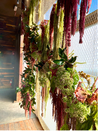 smaller-grade gold chicken wire mesh screen, and worked largely with flowers that didn’t require a water source