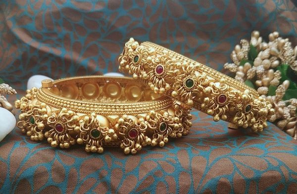 The Benefits of Shopping for Bangles in Store – BanglesBay