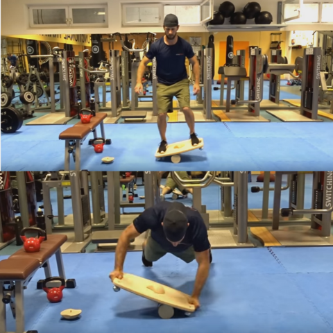 Sportlicher Mann auf einem Balanceboard, oben stehend, unten liegend in Plank-Position