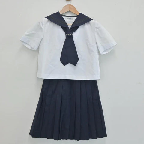 市立浦和高等学校の女子の夏服（半袖）