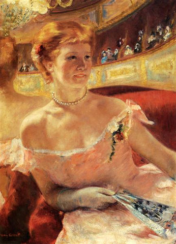 Woman with a pearl necklace holding a fan in the theater