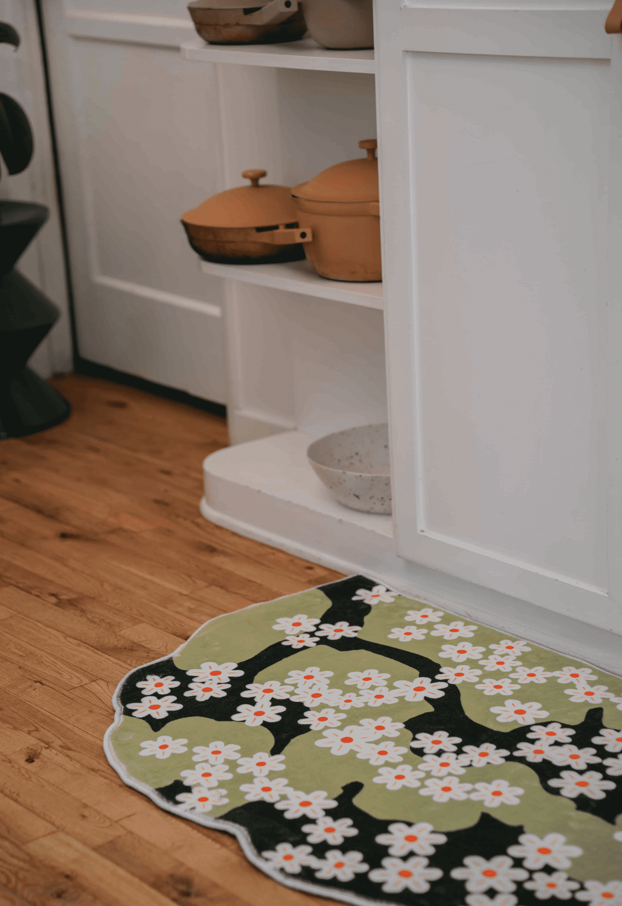 LanySpace Irregular Daisy in Summer Rug in Hallway