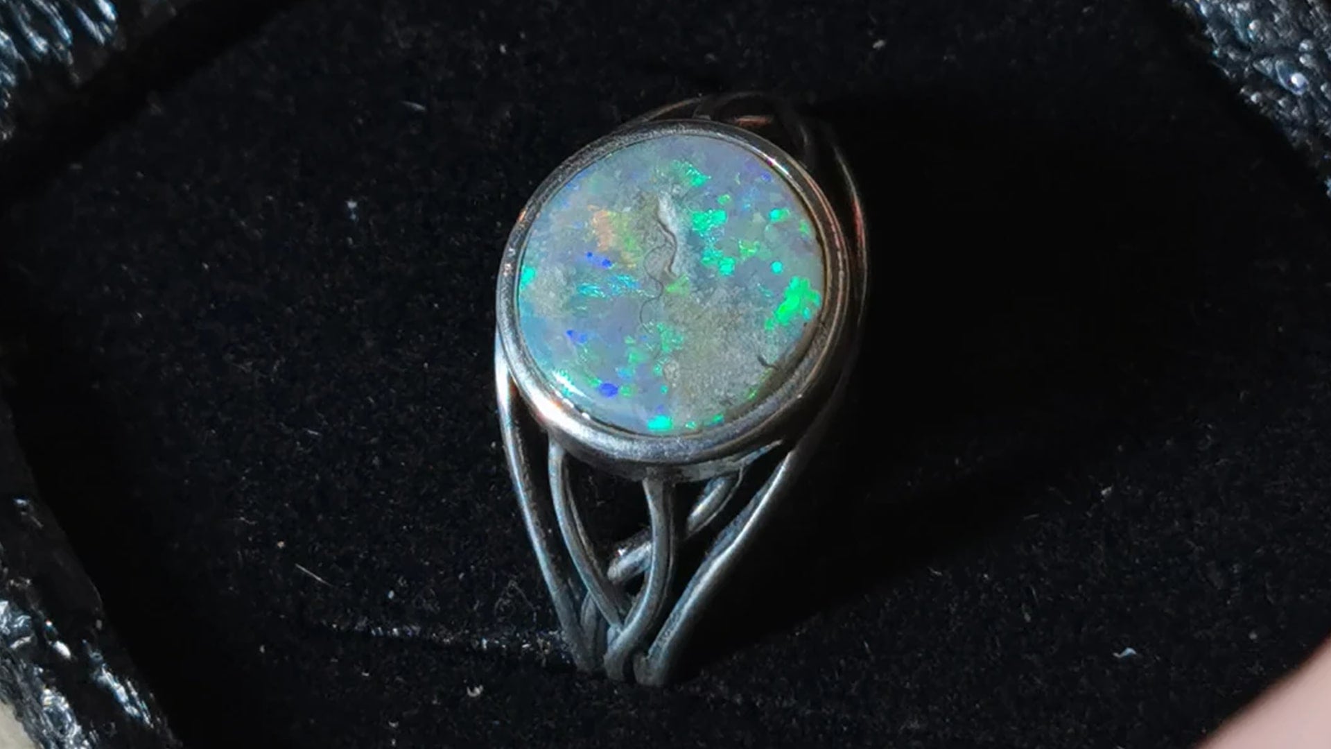 Green Fire Opal & Emerald Gemstone Ring - 925 Sterling Silver - AtPerry's  Healing Crystals | Beaux bijoux, Bijoux, Opale