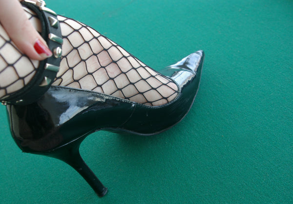 czarne kabaretki i czarne lakierowane buty na wysokim obcasie typu szpilki