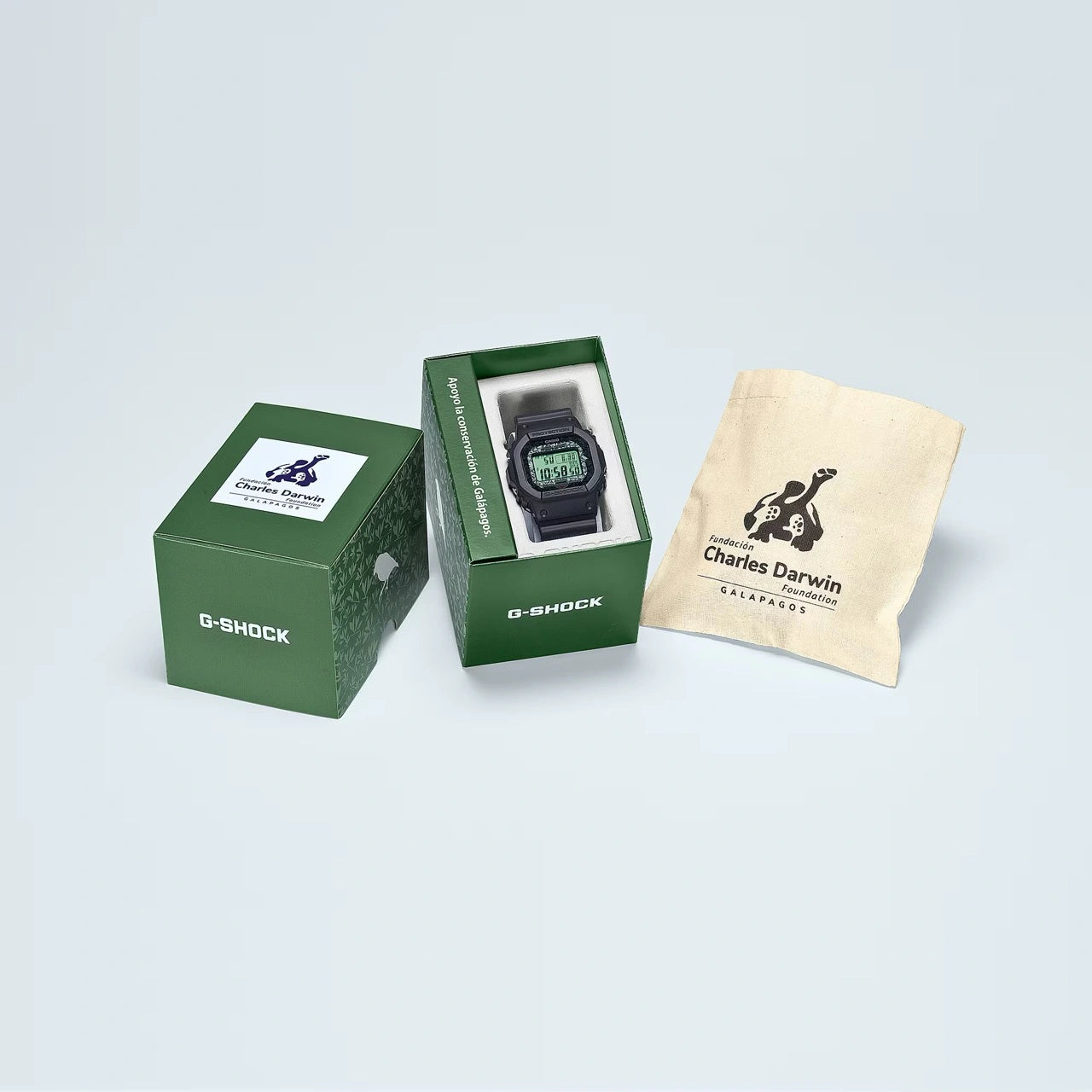 Reloj negro G-Shock x Charles Darwin Foundation que presenta los pinzones de Darwin, presentado con su caja y bolsa ecológicas.