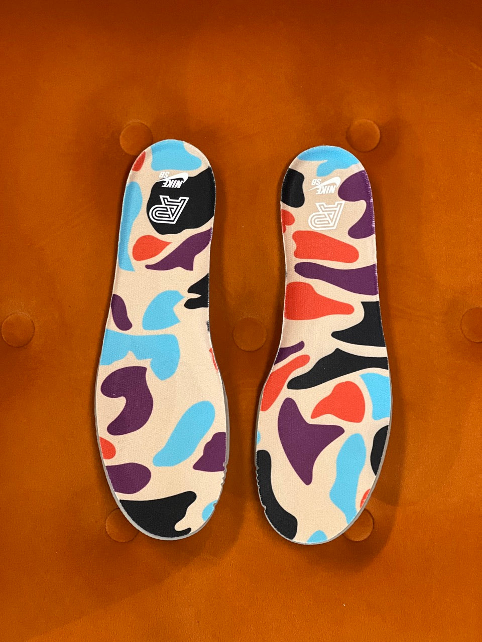 Image of the multi colored camo insoles that come in the Nike SB A&P Dunk Low